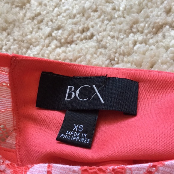 Pinkish-Orange top with openwork strap - Picture 3 of 3